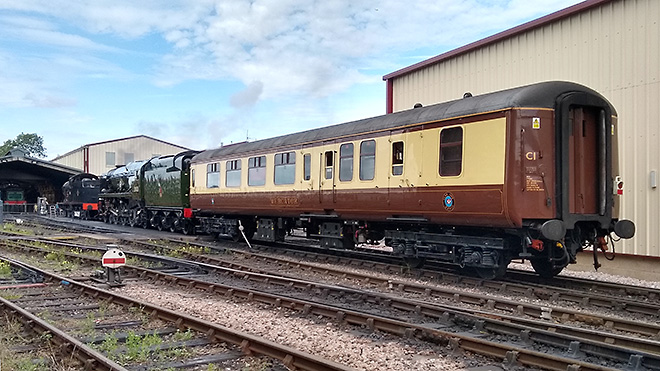 35028 Clan Line support Coach